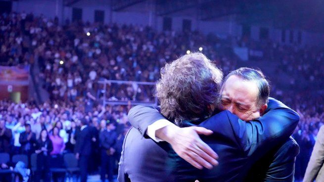 Javier Milei se estrecha en un abrazo con el pastor Jorge Ledesma, en Chaco.