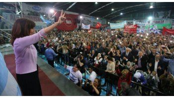 El acto es convocado bajo la consigna por una democracia para siempre y un país para todos.