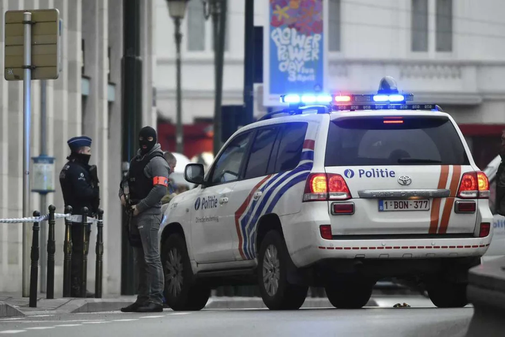 The Belgian police sought two suspects on Wednesday in the Brussels Metro tunnels after a shooting at a station in the city center. The Belgian police sought two suspects on Wednesday in the Brussels Metro tunnels after a shooting at a station in the city center.