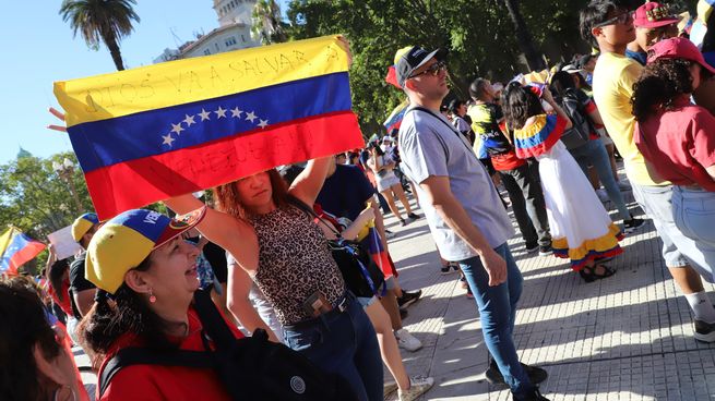 Residentes venezolanos en Plaza de Mayo.