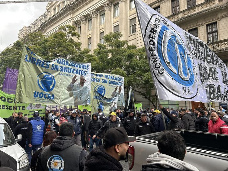 La CGT encabez&oacute; la marcha por San Cayetano.