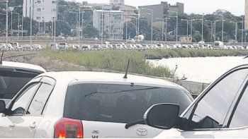 CARAVANA. En los últimos meses se repitió la postal de filas de hasta 10 km para llegar a Encarnación.