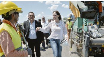 Agenda de verano. Vidal, obsesionada con las obras, supervisó trabajos ayer en Arrecifes, Pergamino y Salto.