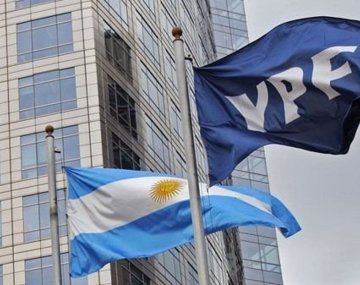 S&P mejoró la nota de la deuda de YPF, en sintonía con el alza para la calificación soberana. S&P mejoró la nota de la deuda de YPF, en sintonía con el alza para la calificación soberana.