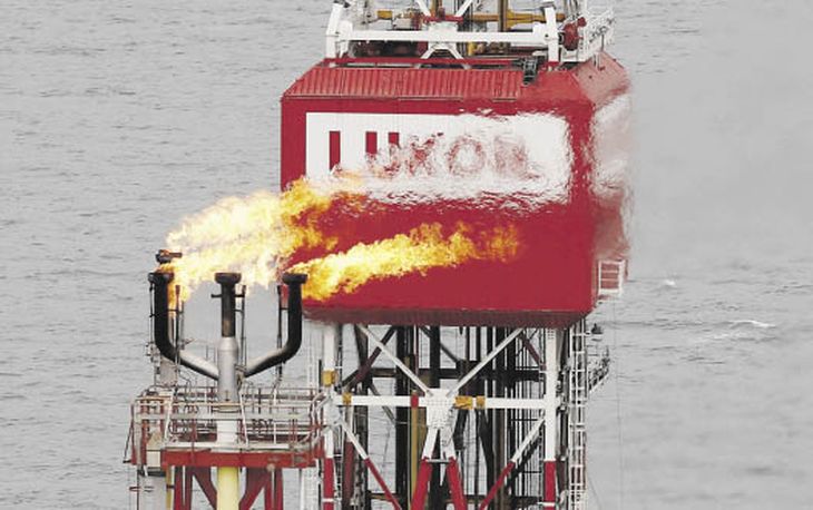 RECURSO VITAL. Una llamarada de gas emerge de una plataforma de la petrolera Lukoil en el mar Caspio. Para Europa Occidental es imposible hoy renunciar a los hidrocarburos rusos.