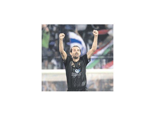 Hernán Barcos levanta los brazos para festejar. El delantero argentino que no brilló ni en Racing, ni en Huracán, es un goleador implacable y se nacionalizará ecuatoriano.