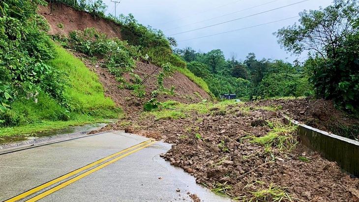 La carretera desbordada por la caída del alud La carretera desbordada por la caída del alud