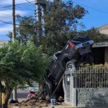 Tras el siniestro, vecinos alertaron a los servicios de emergencia y arribaron al lugar Bomberos Voluntarios, agentes de la Policía del Chubut y personal de Salud. Tras el siniestro, vecinos alertaron a los servicios de emergencia y arribaron al lugar Bomberos Voluntarios, agentes de la Policía del Chubut y personal de Salud.