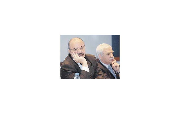 ámbito.com | El ministro de Trabajo, Carlos Tomada, firmó ayer la resolución para que comience a operar la comisión que tomará a los empleados de las AFJP como personal del Estado.