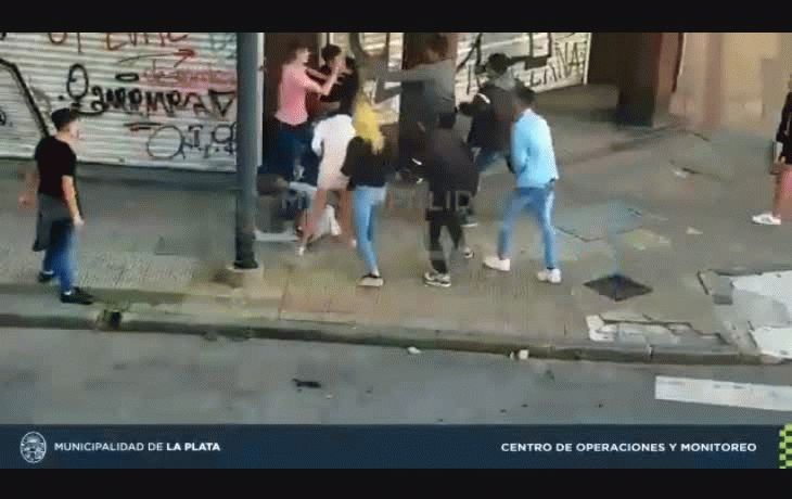 Brutal pelea en La Plata: una mujer le pateó la cabeza a otra y la dejó inconsciente