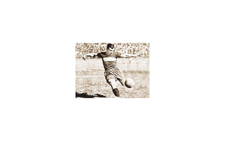 ámbito.com | Francisco Varallo con la camiseta de Boca con la que marcó 181 goles en 210 partidos. Murió un pedazo grande de la historia de nuestro fútbol.