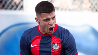 Alexis Cuello festeja el primer gol del Ciclón ante Talleres en el Nuevo Gasómetro.