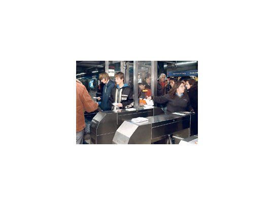 Ayer, entre las 8 y las 10, los trabajadores de subterráneos llevaron a cabo una protesta levantando los molinetes y dejando pasar gratis a los usuarios.