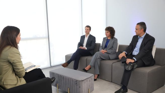 Paula Díaz, gerenta de Servicios al Cliente y Conectividad de Mercedes-Benz Camiones y Buses; Raúl Mier, director comercial de General Motors Argentina; y Alejandro Modica, gerente comercial de la división motocicletas de Honda Motor de Argentina.