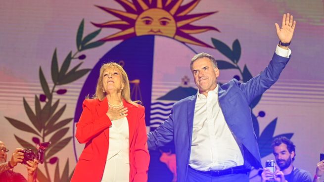 El presidente electo Yamandú Orsi y su flamante vice Carolina Cosse celebraron el triunfo del Frente Amplio en el balotaje 2024.