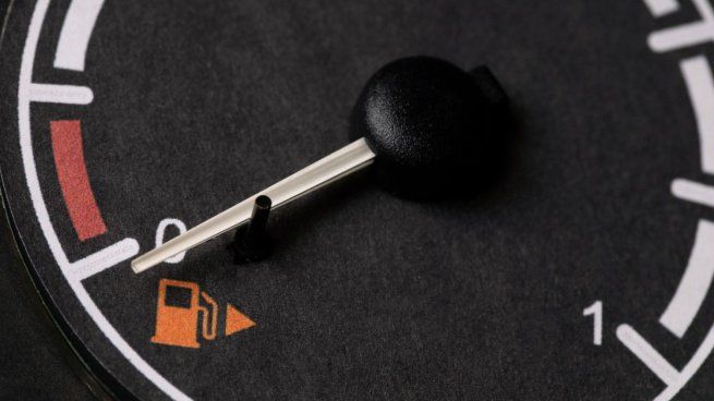 El medidor en E no significa que el tanque esté completamente vacío, sino que queda una reserva de combustible, aunque su autonomía es limitada.