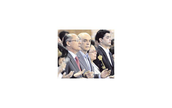 José Serra, el candidato opositor a la presidencia de Brasil, concurrió ayer a la Basílica de la Aparecida, en un gesto calculado para mantener vigente el factor religioso en la campaña electoral, el mejor filón que ha encontrado para horadar a la oficialista Dilma Rousseff.