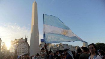 miles de argentinos llegan al obelisco para esperar a la caravana de la seleccion
