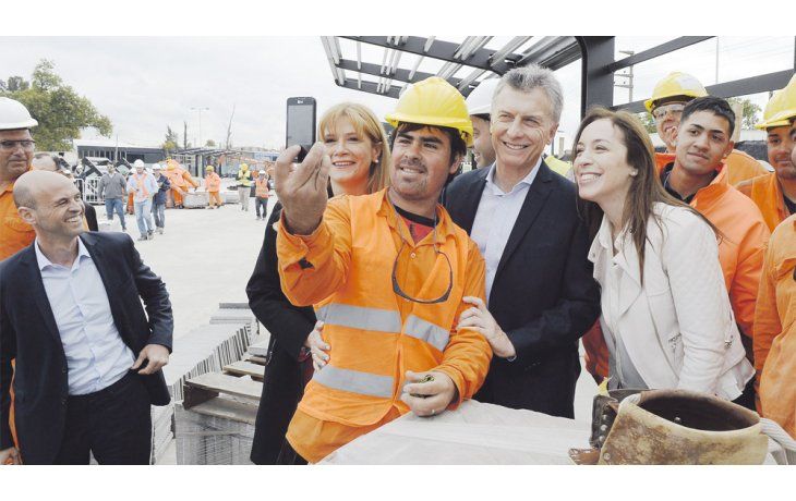 Selfie. Guillermo Dietrich, Verónica Magario, Mauricio Macri y María Eugenia Vidal, ayer en las obras del Metrobus en La Matanza.