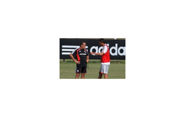 Funes Mori hizo un doblete en la práctica y confundió más al DT millonario.