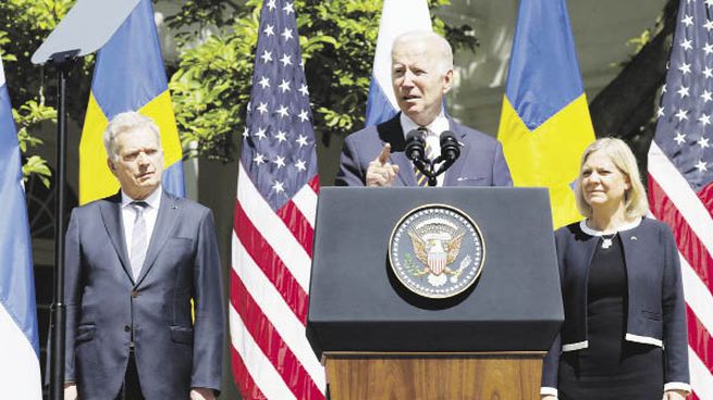 AMPLIACIÓN. Joe Biden recibió ayer en la Casa Blanca a la primera ministra de Suecia, Magdalena Andersson, y al presidente de Finlandia, Sauli Niinistö, para expresar su apoyo encendido al ingreso de ambos países a la OTAN.