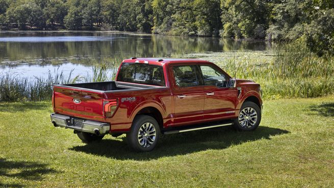 La F-150 Lariat Híbrida se lanzó a un precio de $107.738.550. Está disponible en Rojo Racing, Blanco Metálico y Negro Ebony.