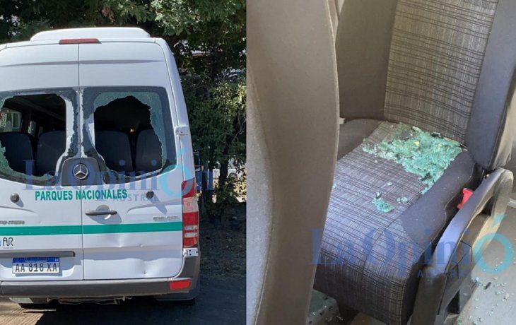 Los manifestantes atacaron con piedras y golpes la combi en la que viabaja Alberto Fernández junta a su comitiva.