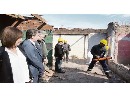 Avanzada. La ministra de Seguridad de la Nación, Patricia Bullrich, y su par bonaerense estuvieron supervisando la demolición de las viviendas.