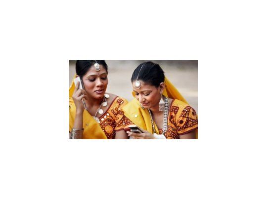 En una región de la India prohíben celulares a solteras.