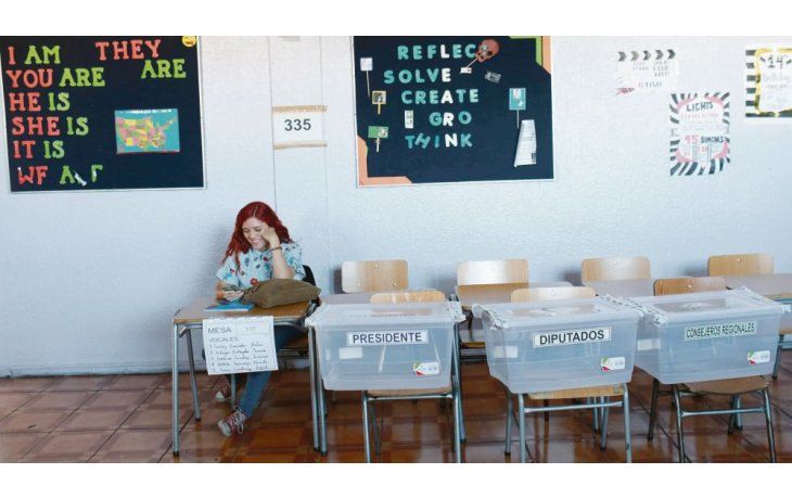 ámbito.com | POCO ENTUSIASMO. Por primera vez, el voto en Chile fue voluntario, lo que se tradujo en una menor participación, como se vio en esta mesa de Santiago, adelantaron las consultoras a la espera de cifras definitivas.