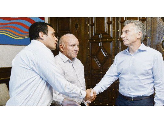 Contención. Macri, ayer en la Casa Rosada con los familiares del fallecido aspirante Emanuel Garay.