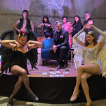 Andrés Ridois rodeado por los artistas que participan del espectáculo de cabaret-bodega en Sottano. Andrés Ridois rodeado por los artistas que participan del espectáculo de cabaret-bodega en Sottano.