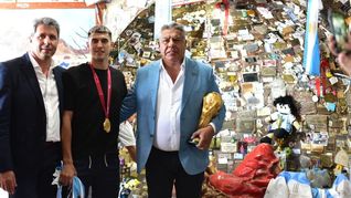 promesa cumplida: tapia llevo la copa del mundo al santuario de la difunta correa