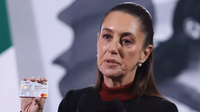Claudia Sheinbaum con la tarjeta del Bienestar.