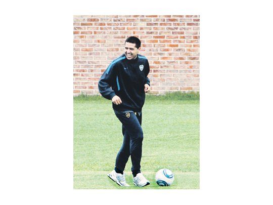 Juan Román Riquelme y su gran amiga: la pelota. Los dos están contentos, porque el domingo casi seguro se reencontrarán en la cancha, aunque sea por unos minutos.