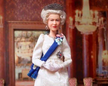 Lanzan una Barbie de la Reina Isabel en honor a su cumpleaños número 96.