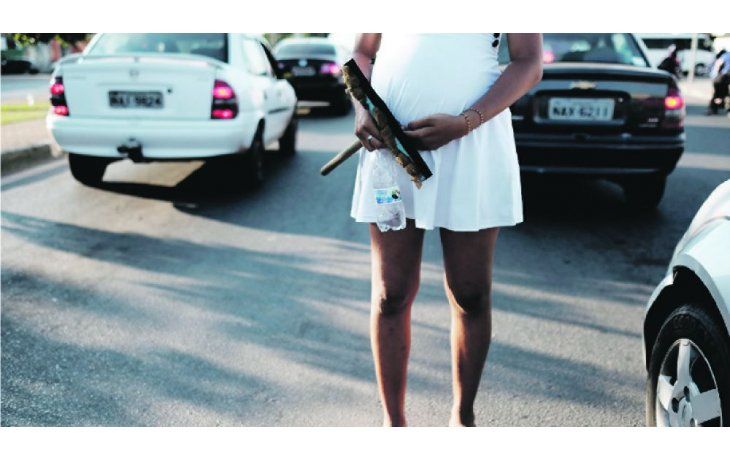 ámbito.com | DURA REALIDAD. Anyi González, una venezolana de 19 años embarazada, limpia parabrisas en una avenida de Boa Vista, Brasil. El exilio se está probando duro para esos refugiados económicos.