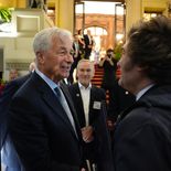 El presidente Javier Milei tiene el aval de Wall Street para avanzar en la baja del riesgo país. En la foto, con Jamie Dimon, CEO de JP Morgan. El presidente Javier Milei tiene el aval de Wall Street para avanzar en la baja del riesgo país. En la foto, con Jamie Dimon, CEO de JP Morgan.