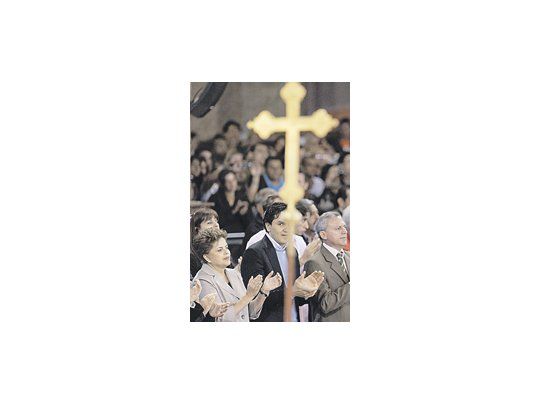 Dilma Rousseff participó ayer en una misa en la Basílica de Nuestra Señora Aparecida, 165 kilómetros al norte de San Pablo, en un intento de mostrarse más amigable ante el electorado religioso. La polémica por el aborto fue central para evitar su victoria en primera vuelta.