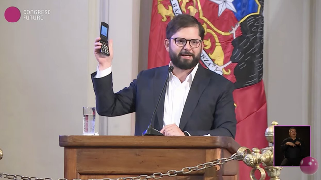 El presidente de Chile, Gabriel Boric y su nuevo teléfono.&nbsp;