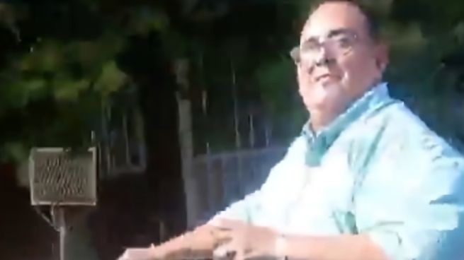 El agente de tránsito circulaba sin patente ni casco y tomando cerveza.