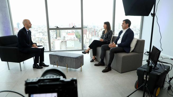 Verónica de los Heros, Gerenta de Sustentabilidad de Supervielle; y Hernán Carboni, director de Relaciones Institucionales de BBVA en Argentina en el primer panel moderado por Julián Guarino.