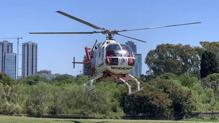 El impacto obligó a realizar un corte momentáneo para permitir el descenso de un helicóptero sanitario del SAME, que intervino en la asistencia de los heridos. El impacto obligó a realizar un corte momentáneo para permitir el descenso de un helicóptero sanitario del SAME, que intervino en la asistencia de los heridos.