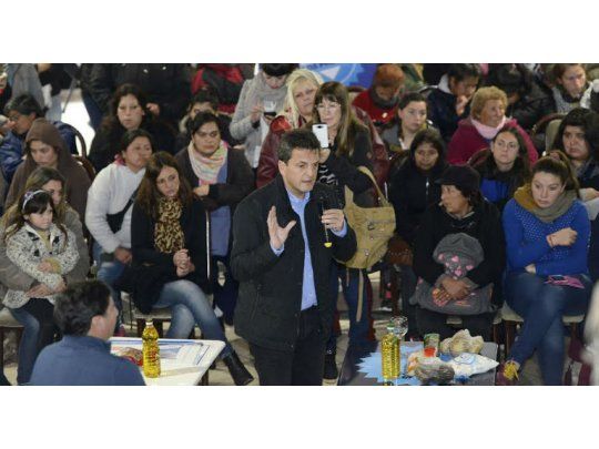 El diputado nacional y precandidato a senador por la fuerza 1País Sergio Massa estuvo en una reunión con vecinos, en el partido bonaerense de Florencio Varela.