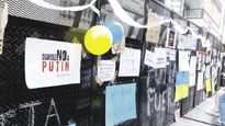 Protestas. La vereda de la embajada rusa en Buenos Aires se transformó el fin de semana en meca de protestas y manifestaciones de apoyo a Ucrania en medio de los ataques.