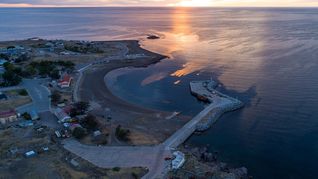 Camarones, entre el mar y la estepa, revela postales únicas donde la naturaleza marca el ritmo y el silencio se convierte en protagonista.