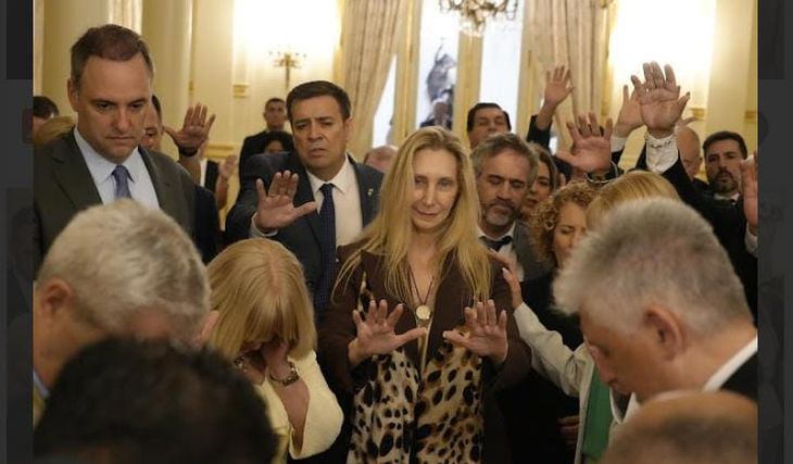 Karina Milei y Manuel Adorni rezan junto a pastores en Casa Rosada. Karina Milei y Manuel Adorni rezan junto a pastores en Casa Rosada.