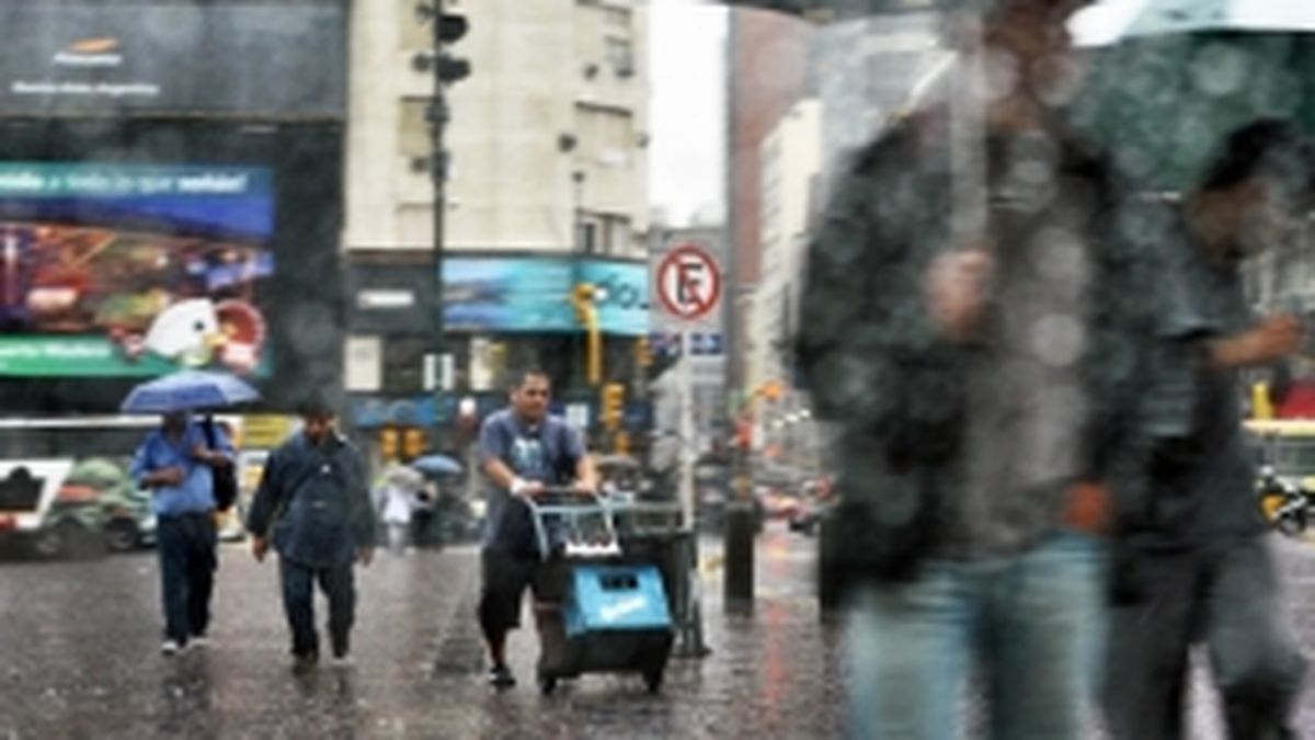 La lluvia trajo calles anegadas, semáforos fuera de servicio y derrumbes