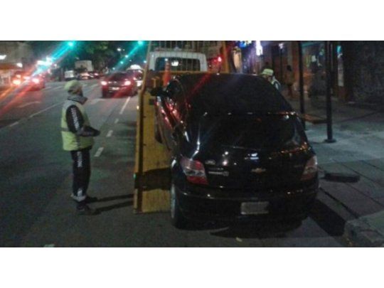 Primera multa para chofer de Uber: tendrá que pagar $ 77 mil y le llevaron el auto