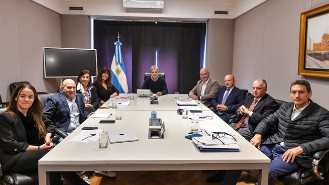Luis Caputo y Andréz Vazquez con referentes de los contadores mas activos en redes sociales.